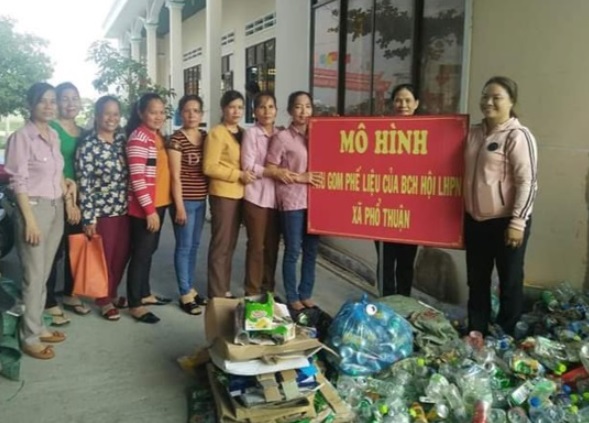 Phụ nữ Phổ Thuận trao quà cho học sinh khó khăn