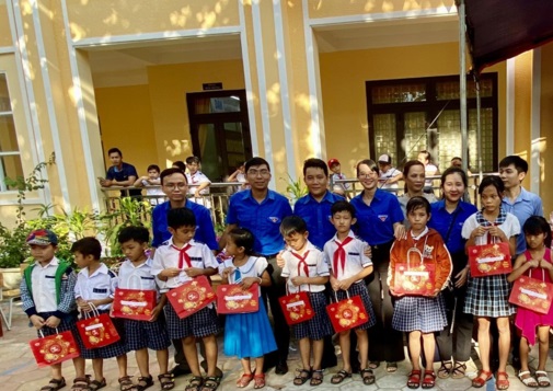 Tặng quà cho các em học sinh tại Trường Tiểu học Phổ Thuận nhân dịp tết Trung thu năm 2020