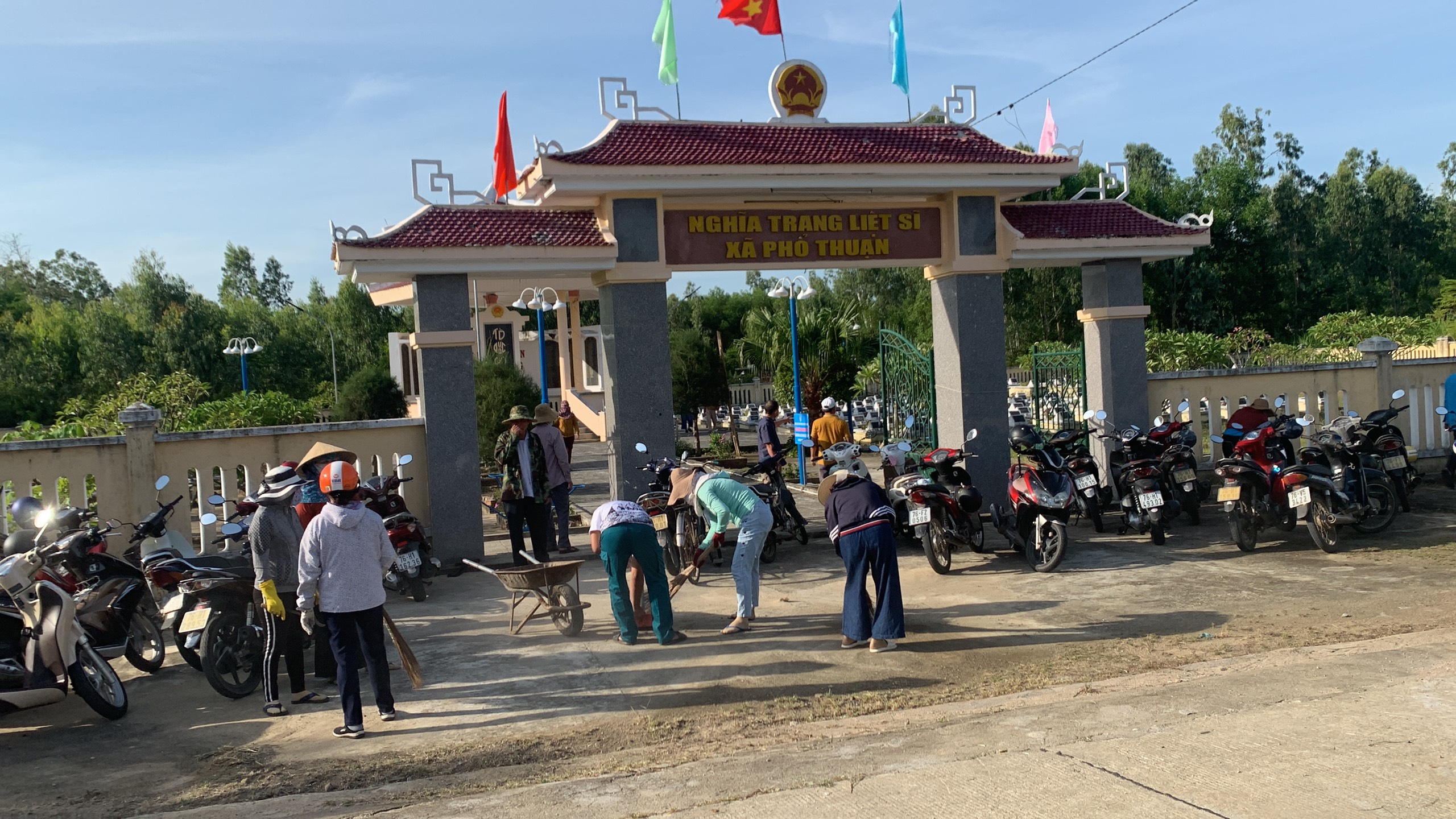Ủy ban nhân dân xã phối hợp với Cụm công đoàn cơ sở xã Phổ Thuận tổ chức ra quân dọn vệ sinh Nghĩa trang Liệt sĩ xã Phổ Thuận