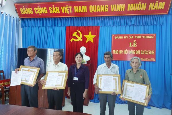 ĐẢNG ỦY XÃ PHỔ THUẬN TRAO HUY HIỆU ĐẢNG ĐỢT 03/02/2023