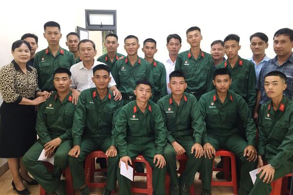 Đoàn công tác xã Phổ Thuận thăm, tặng quà chiến sĩ mới đang huấn luyện tại Trung đoàn 64, Sư đoàn 320, Quân đoàn 3